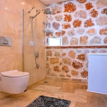 Akbel 1 Bedroom Secluded With Hot Tub Villa